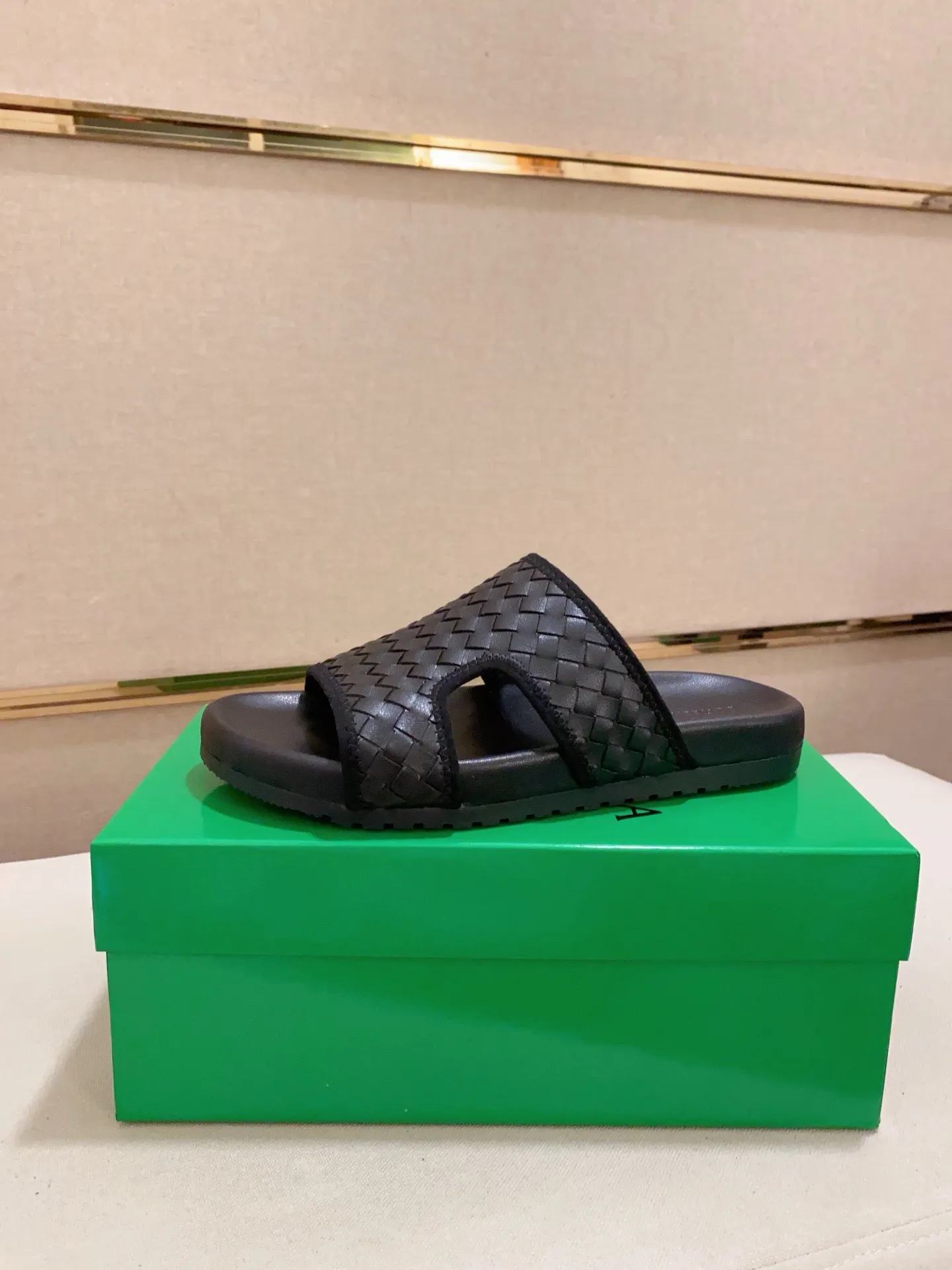 Men's shoes 💰: 320💰[BV~Bottega Veneta] Trendy new slippers are on the market. Same style as the official website. Counter quality [strong][strong][strong] Selected cow patent leather weaving. High-end atmosphere. Very cost-effective. Original wear-resistant rubber outsole. Fine workmanship. The upper layer of materials is used. The quality is visible. Shoe size 38-45.